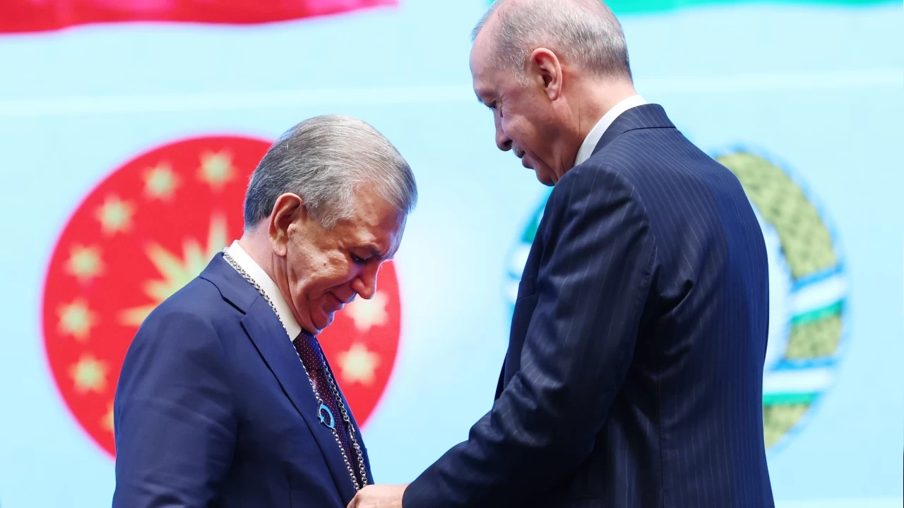 Erdoğan'dan Özbekistan Cumhurbaşkanı Mirziyoyev'e Devlet Nişanı