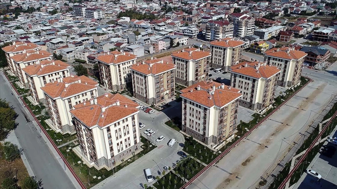 Erkekler konutları 'eşleri' üzerinden alınıyor