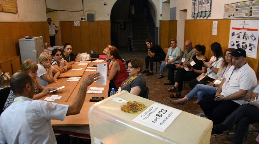 Ermenistan'daki seçimi Paşinyan açık ara fark ile önde götürüyor