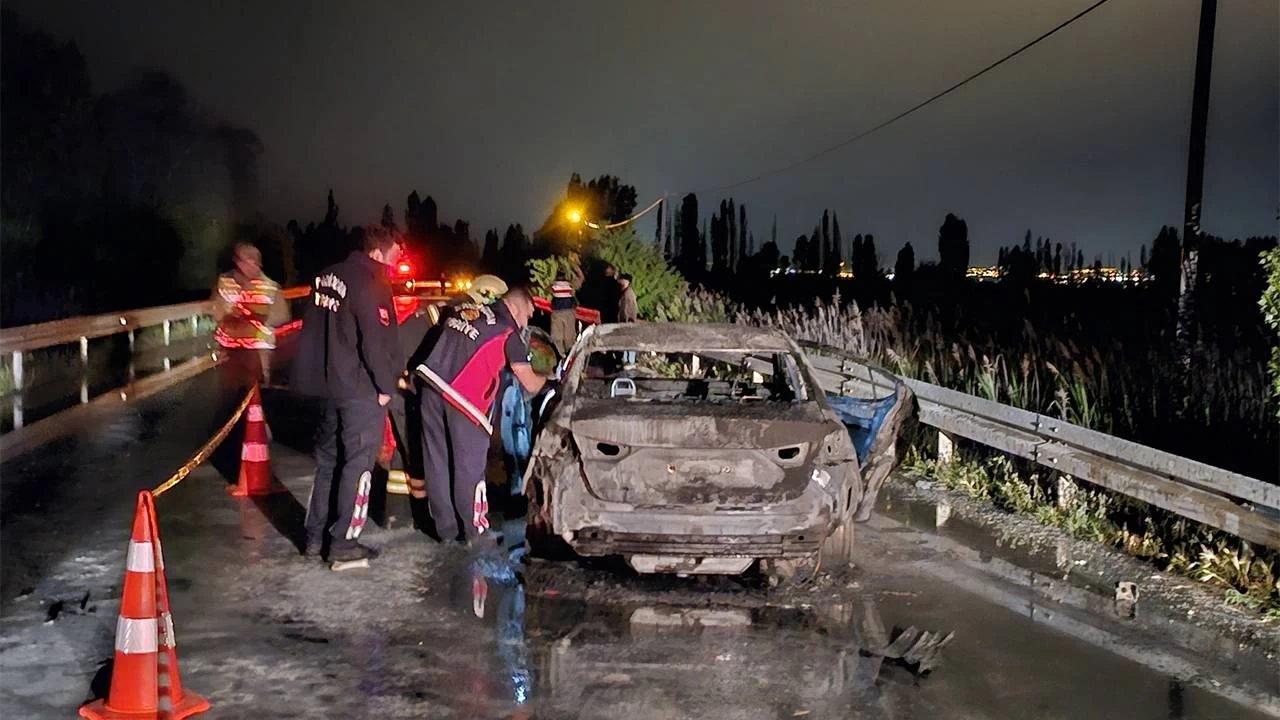 Erzincan'da 1 ki�i bariyere �arparak yanan ara�ta can verdi