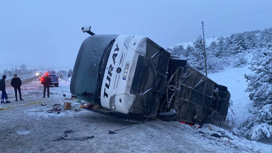 Erzincan'da yolcu otob�s� �arampole devrildi: 2 �l�, 21 yaral�