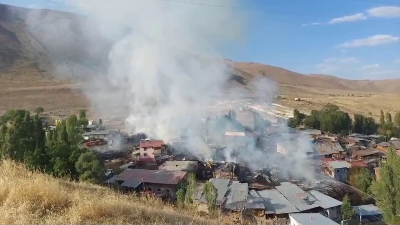 Erzurum'da k�yde ��kan yang�nda 15 ev kullan�lamaz hale geldi