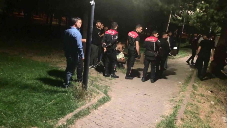Erzurum'da top oynayan genlere bakla saldrd