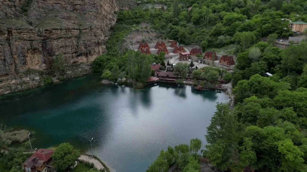 Erzurum'daki Yedi G�ller turistleri b�y�l�yor