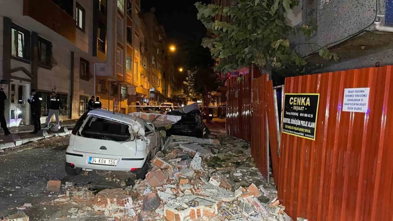 Esenler'de binan�n �at�s� ara�lar�n �zerine ��kt�