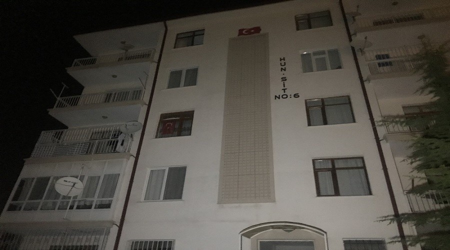 Eşine kızıp evi yakmak istedi