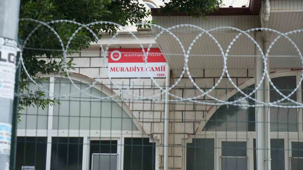 Eski Türkiye'de bunlar yoktu... Cami duvarına dikenli tel