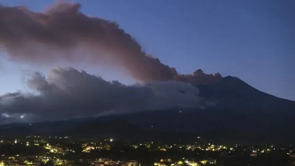 Etna Yanardağı'nın kül püskürtmesi, Katanya Havalimanı'nda uçuşların durdurulmasına neden oldu