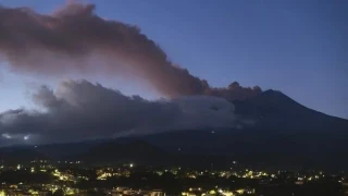 Etna Yanardağı'nın kül püskürtmesi, Katanya Havalimanı'nda uçuşların durdurulmasına neden oldu