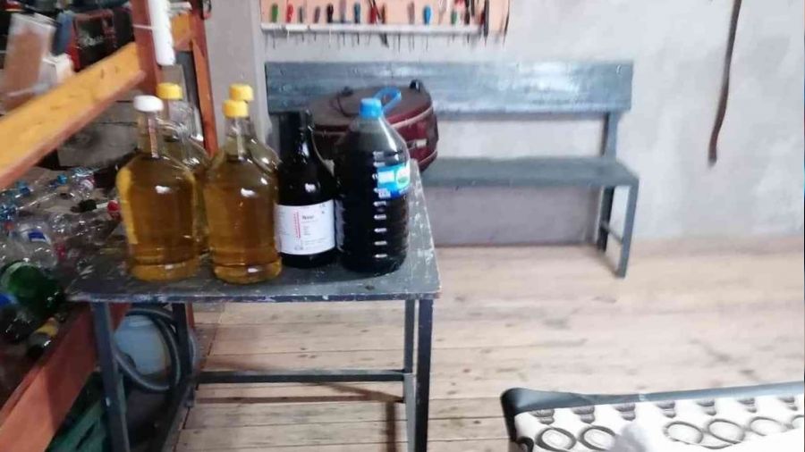 Evinde sahte i�ki �reten �ah�s yakaland�