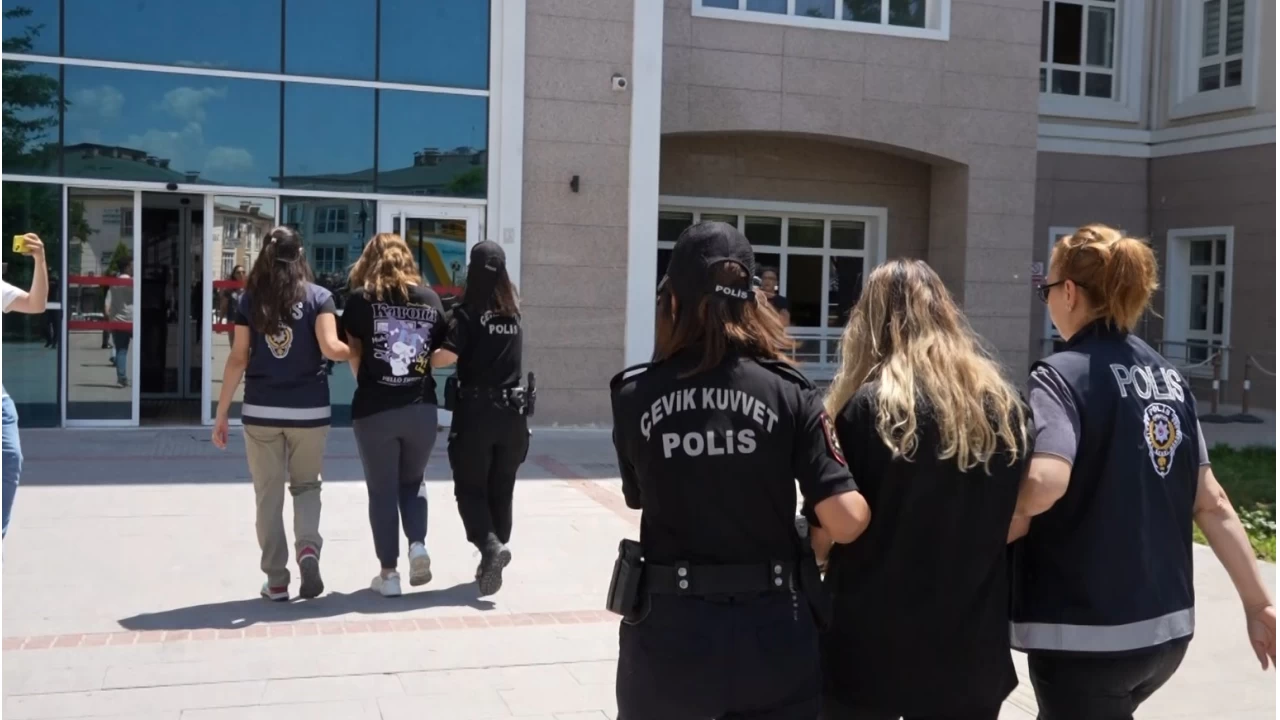 Evinin kap�s�nda �ld�r�len �zge Bedir cinayetine 3 tutuklama