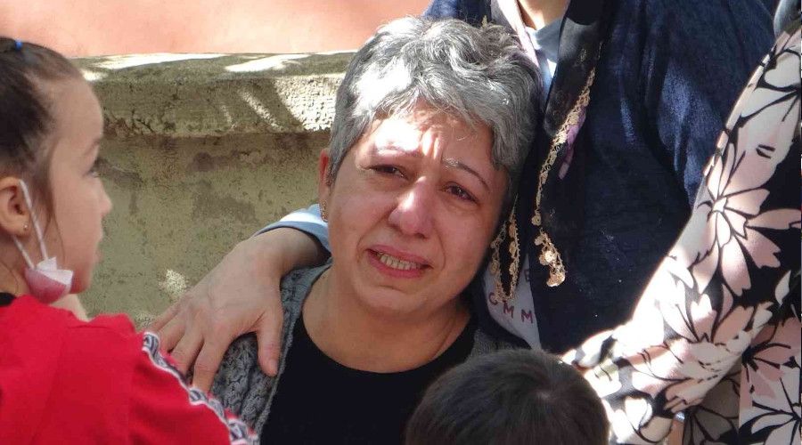 Evinin mutfağı küle dönen kadın gözyaşlarını tutamadı