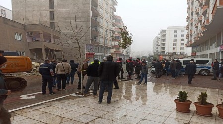 Evlerinin yıkılışını gözyaşları içinde izlediler