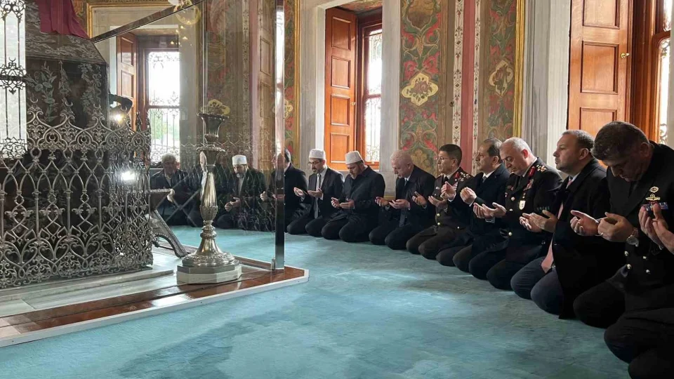 Fatih Sultan Mehmet Han kabri ba��nda an�ld�