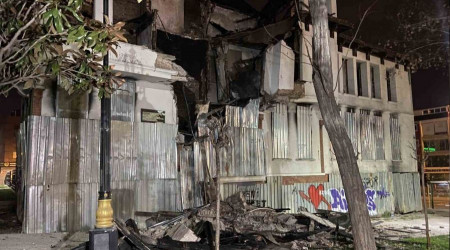 Fatih'te tarihi metruk bina kısmen çöktü