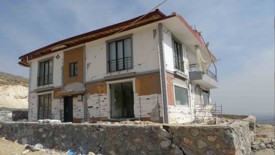 Fay hattı üzerine yapılan ev dağıldı ama yıkılmadı