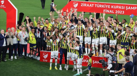 Fenerbahçe kupayı 5 yıldızlı formalarla kaldırdı