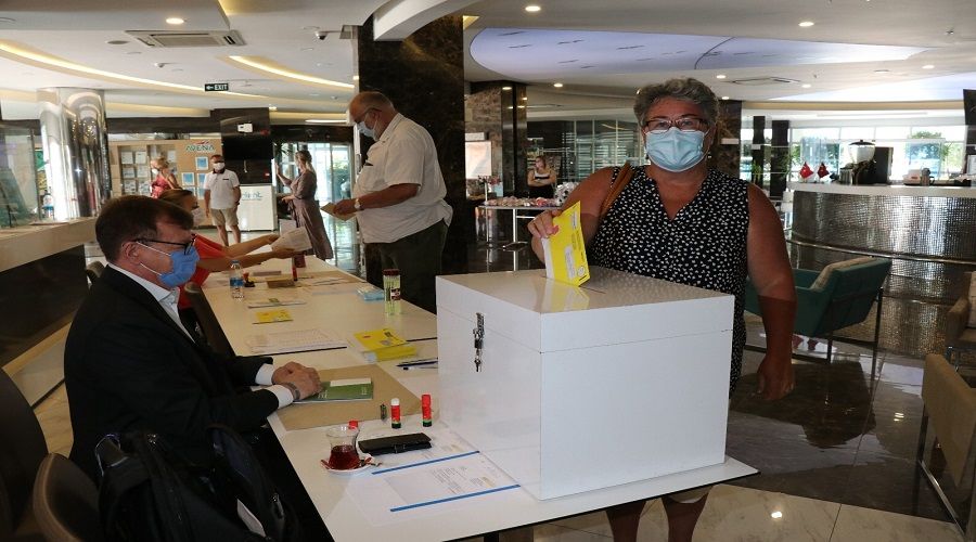 Finlandiyal�lar Alanya'da sand�k ba��na gitti