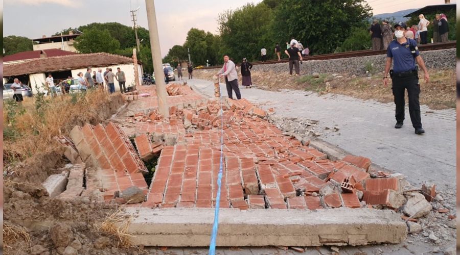 Fırtınanın yıktığı duvarın altında kaldı
