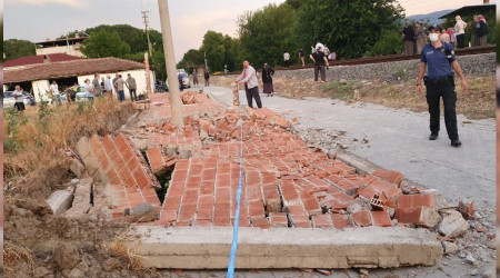 Fırtınanın yıktığı duvarın altında kaldı