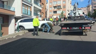 Freni boşalan araç istinat duvarında asılı kaldı