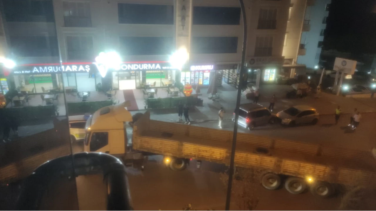 Freni �ekilmeyen t�r ara�lara zarar verdi