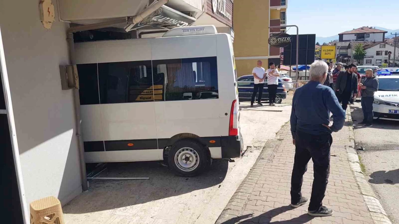 Frenleri tutmayan öğrenci servisi iş yerine daldı