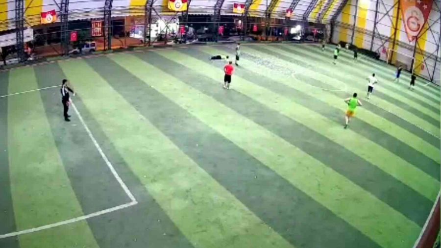 Futbol oynarken kalp krizi geirdi