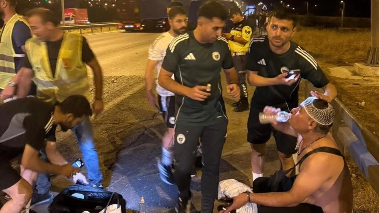 Futbolcular kazaya denk geldi, yaralılara müdahale etti