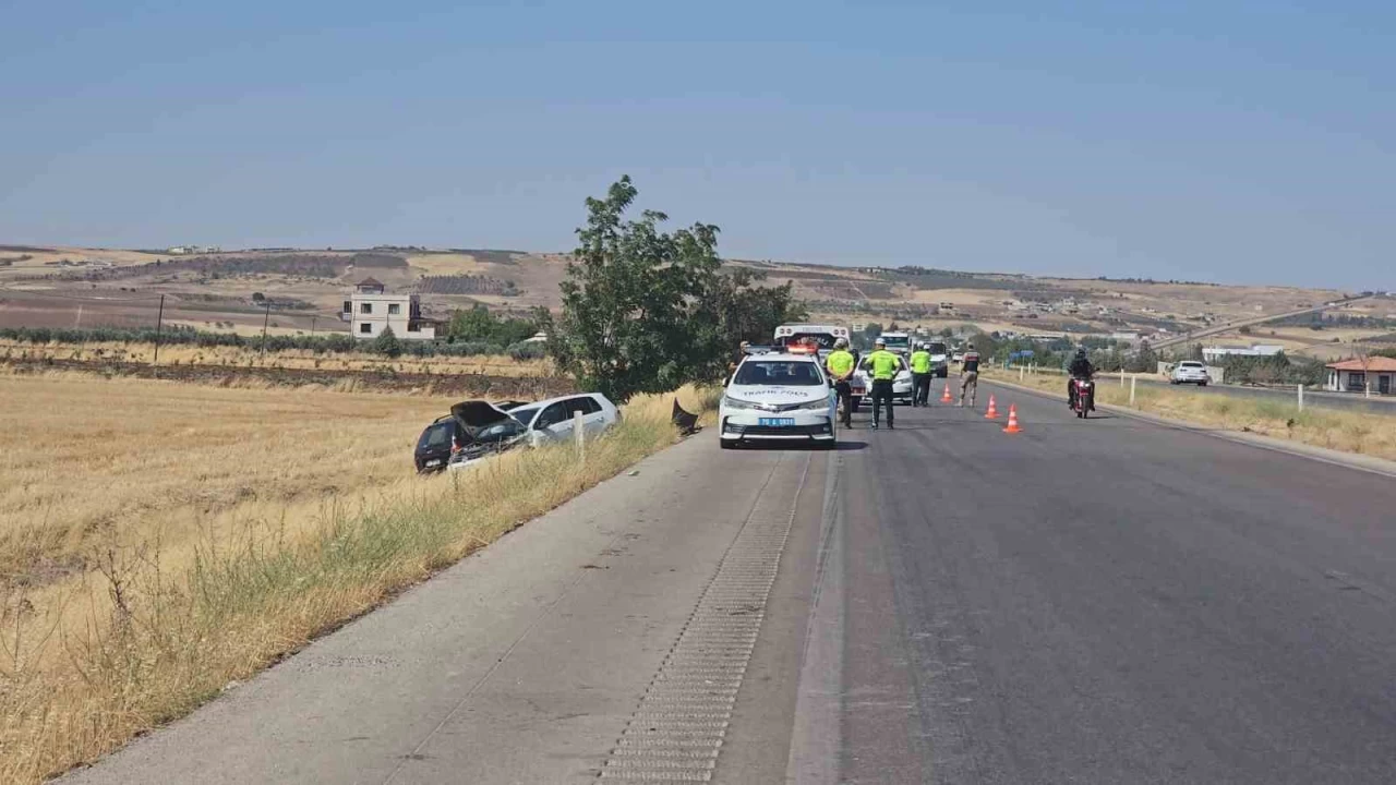 Gaziantep'te 2 araç kafa kafaya çarpıştı: 6 yaralı