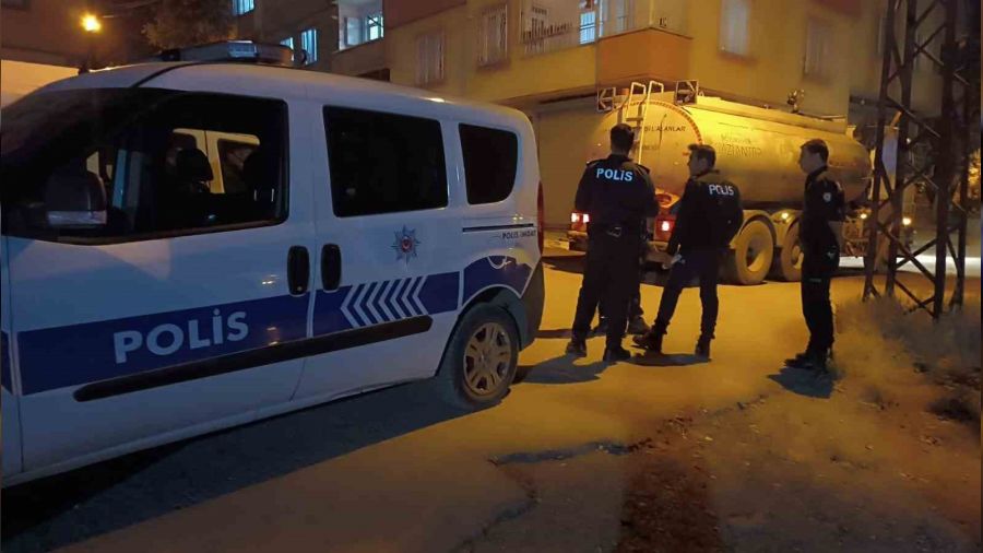 Gaziantep'te bir �ah�s, e�ini sokak ortas�nda �ld�rd�