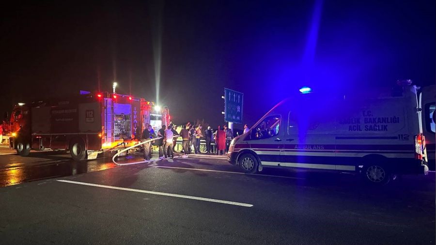 Gaziantep'te feci kaza: Alev topuna d�nen ara�taki 1 ki�i yanarak �ld�