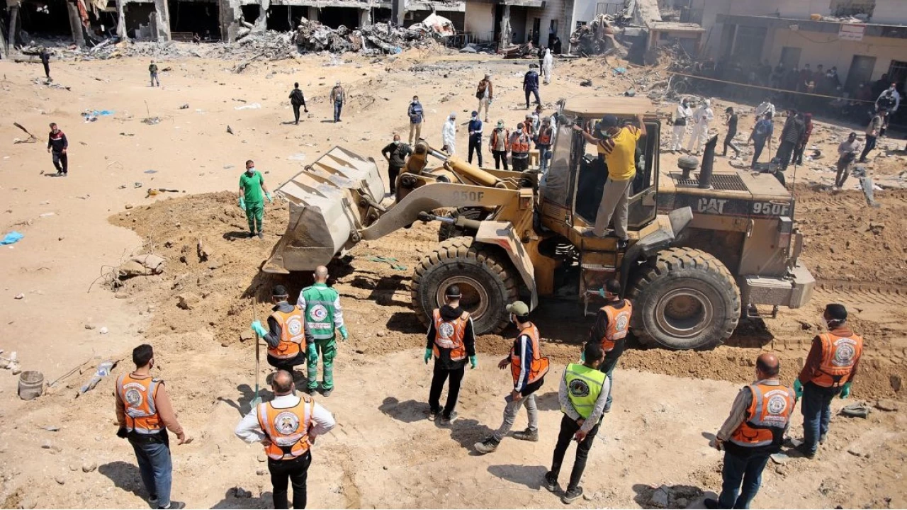 Gazze'de Şifa Hastanesi bahçesine gömülü 48 cenaze çıkarıldı