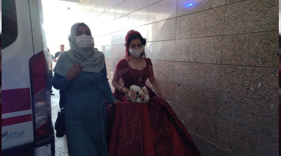 Gelinliğiyle hastaneye koştu