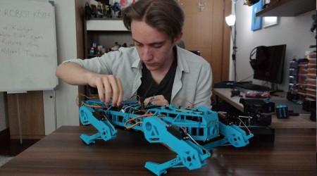 Geliştirdiği robot köpek ile TÜBİTAK yarışmasında Türkiye finalisti oldu