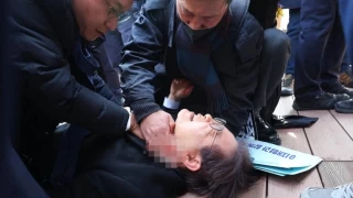 Güney Kore'de ana muhalefet lideri Lee Jae-myung boynundan bıçaklandı