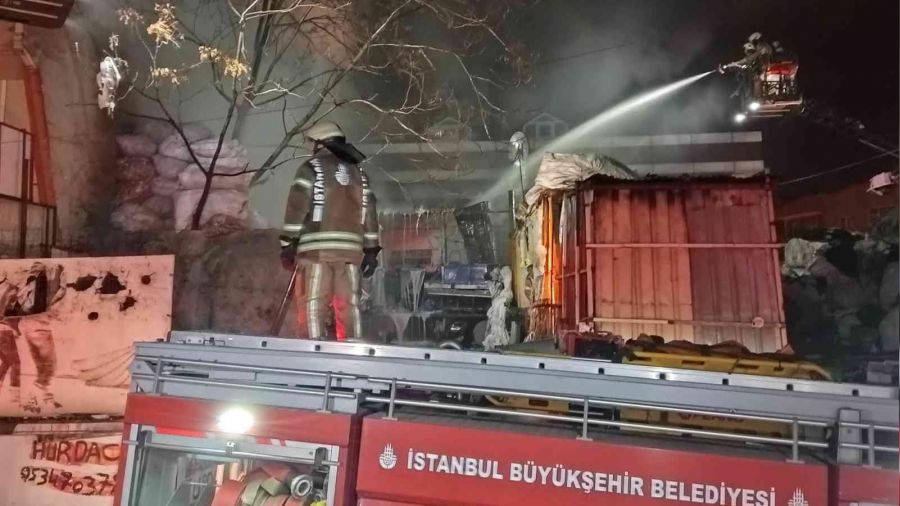 Güngören'de 2 katlı depoda yangın