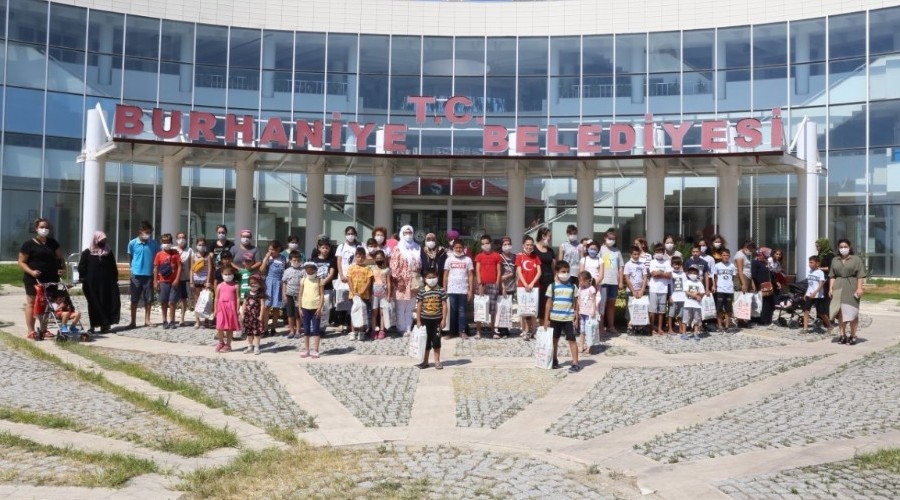 Gurbetçi aile çocukları sevindirdi