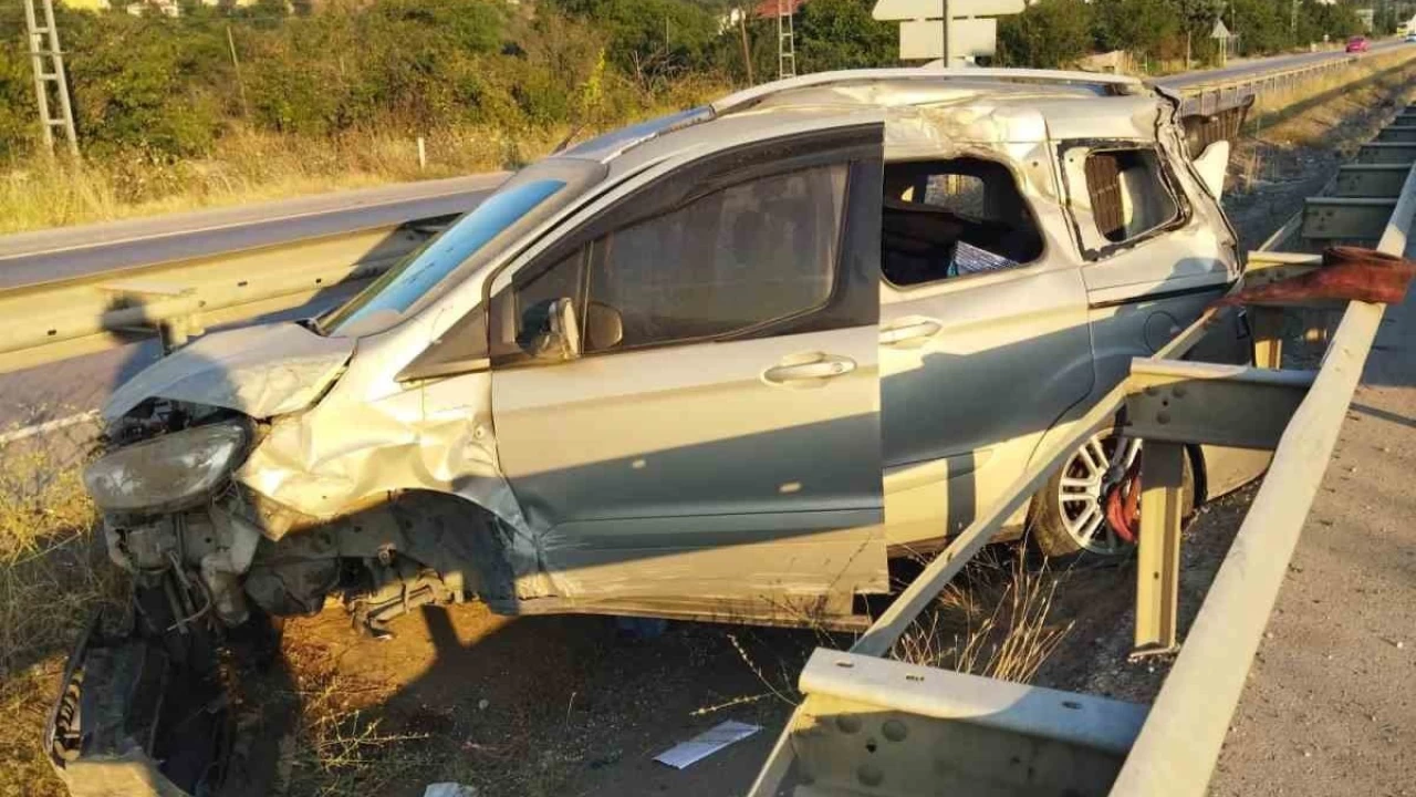 Hafif ticari ara� bariyere �arp�p su kanal�na girdi: 1 �l�, 2 yaral�