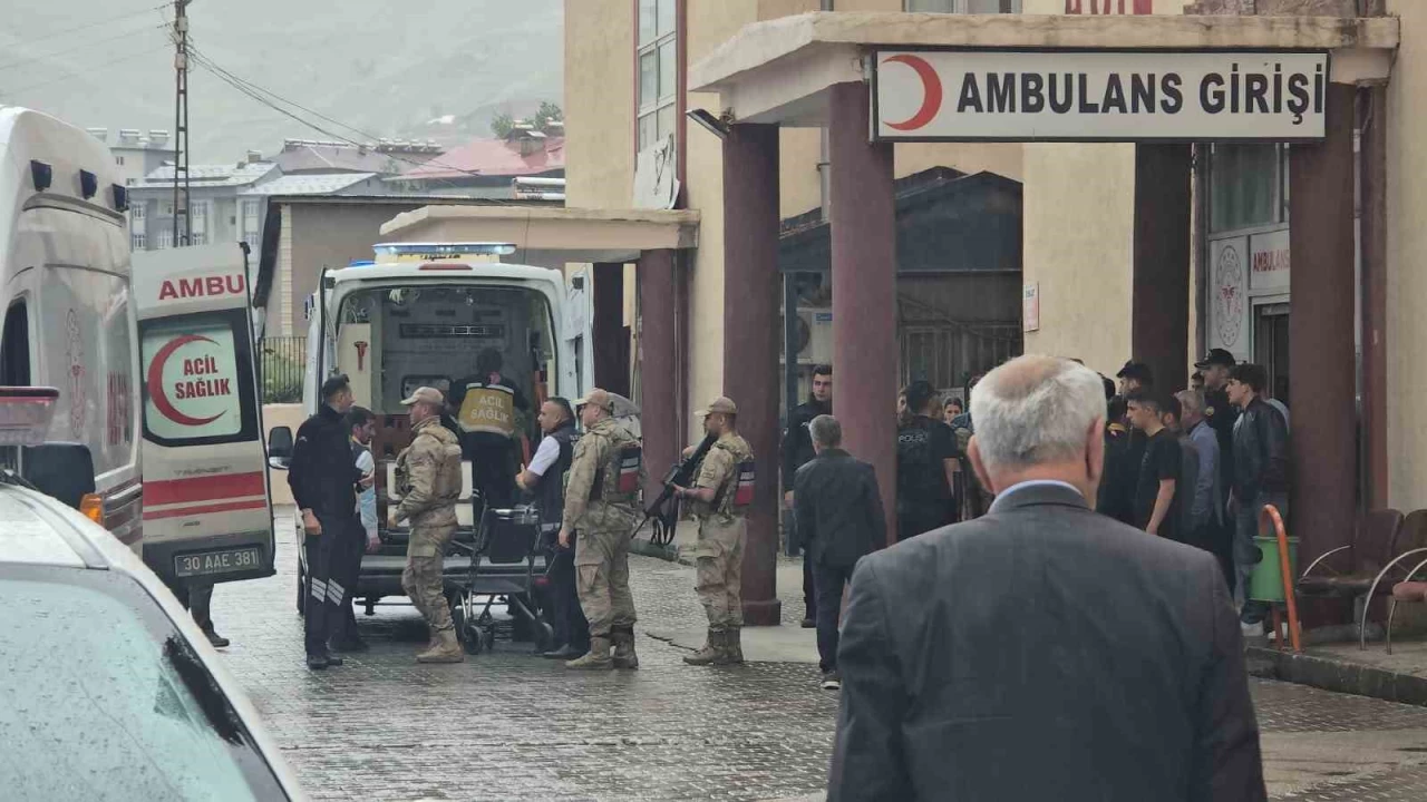 Hakkari'de midibüs devrildi, 6 asker yaralandı