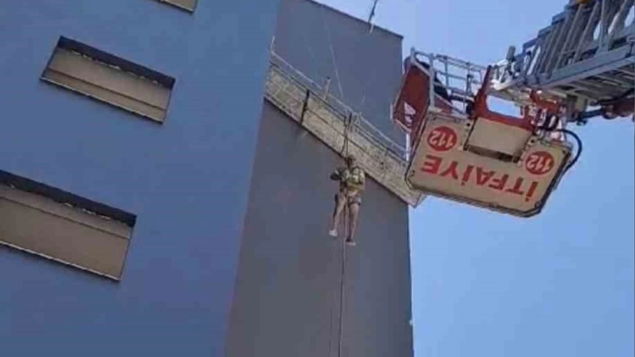 Halat� kopan iskelede as�l� kalan i��iyi itfaiye kurtard�