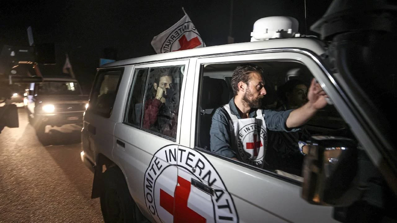 Hamas, 10 İsrailli esiri Kızılhaç yetkililerine teslim etti