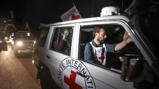 Hamas, 10 İsrailli esiri Kızılhaç yetkililerine teslim etti