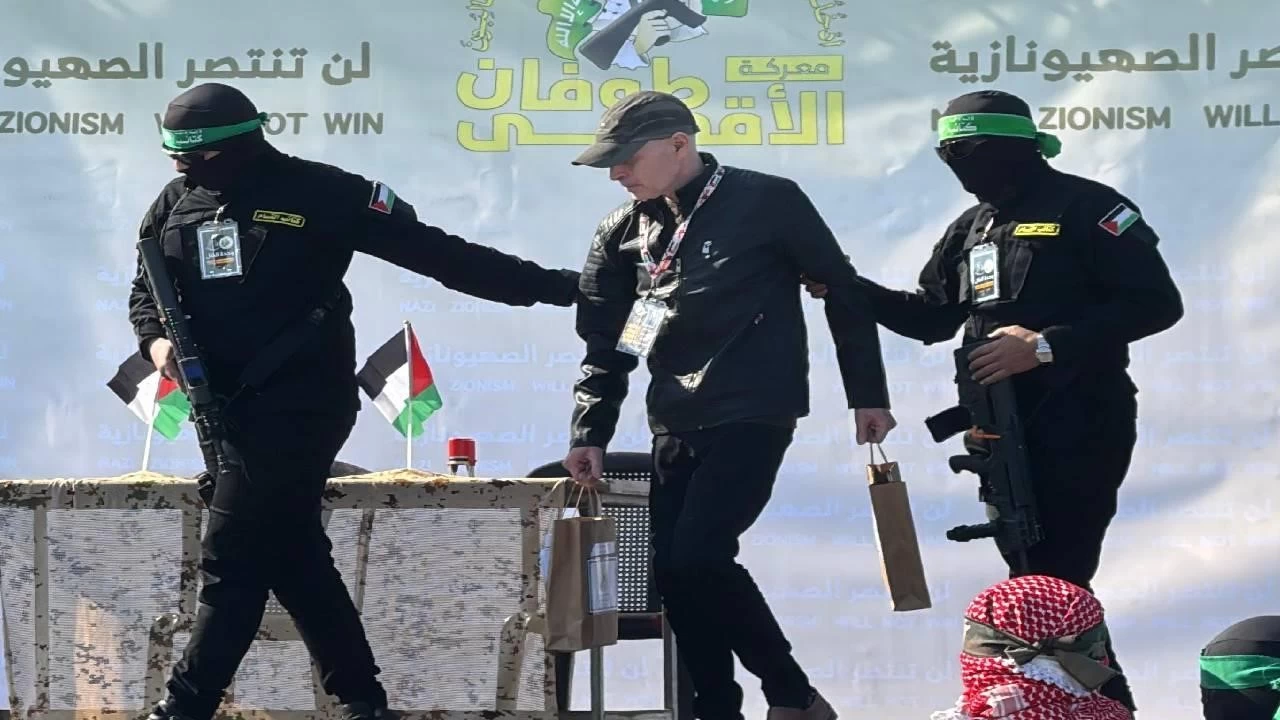 Hamas ve �srail aras�ndaki esir takas�nda Gazze'deki 3 �srailli esirin K�z�lha�'a teslimi tamamland�