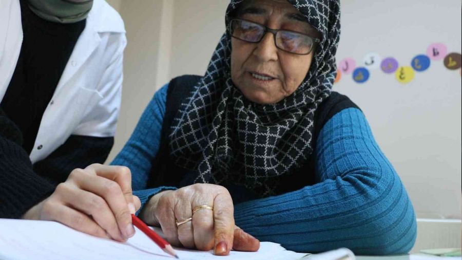Hastanede kocasını bulamayınca okuma-yazma öğrendi