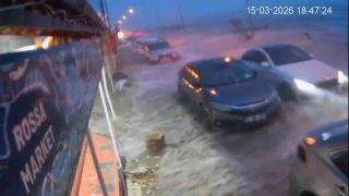 Hatay'da deniz ta�t�, i� yerleri zarar g�rd�... O anlar kamerada