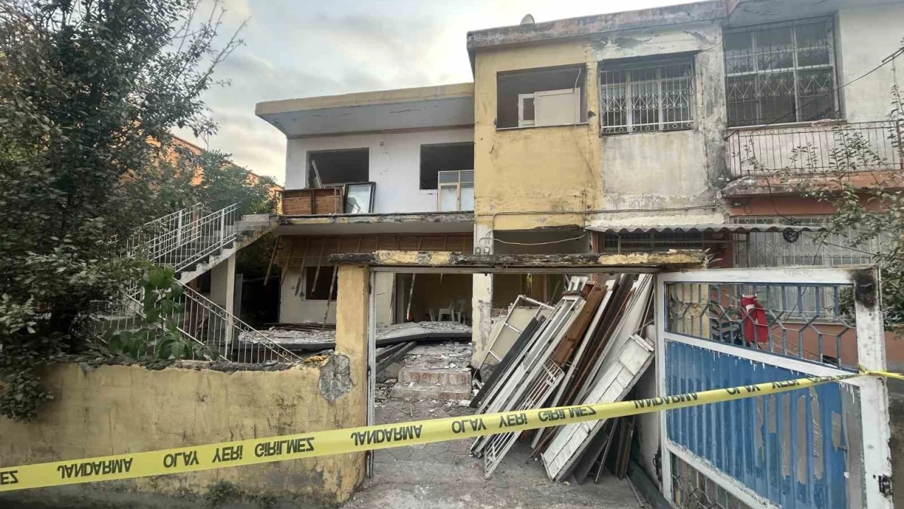 Hatay'da evin balkonu çöktü: Baba ve oğlu hayatını kaybetti