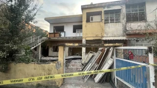 Hatay'da evin balkonu çöktü: Baba ve oğlu hayatını kaybetti