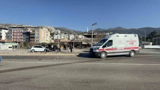 Hatay'da hafif ticari araç otomobille çarpıştı: 3 yaralı