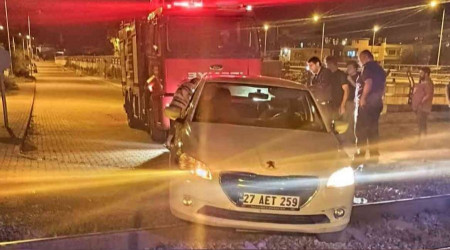 Hatay'da otomobil tren raylarına takıldı